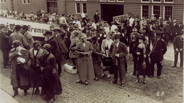 Na lod plujc do Ameriky z pstavu v dnenm Bremerhavenu ekaly nejen v dob mezi prvn a druhou svtovou vlkou davy lid. Tento snmek pochz z obdob okolo roku 1925.