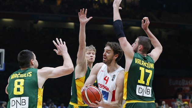 panlsk basketbalista Pau Gasol ve finle mistrovstv Evropy prochz litevskou obranou.