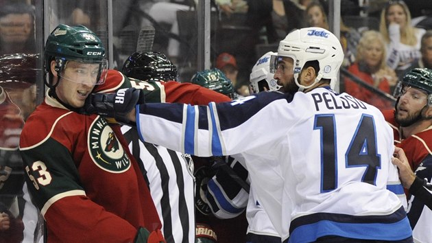 Tyler Graovac (vlevo) z Minnesoty a Anthony Peluso z Winnipegu nemaj stejn nzor.