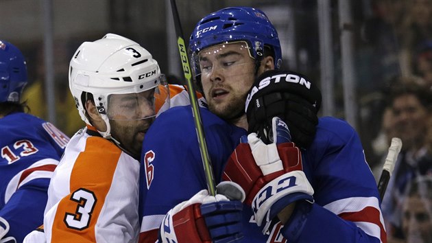 Radko Gudas z Philadelphie (vlevo) tsn Dylana McIlratha z New York Rangers.