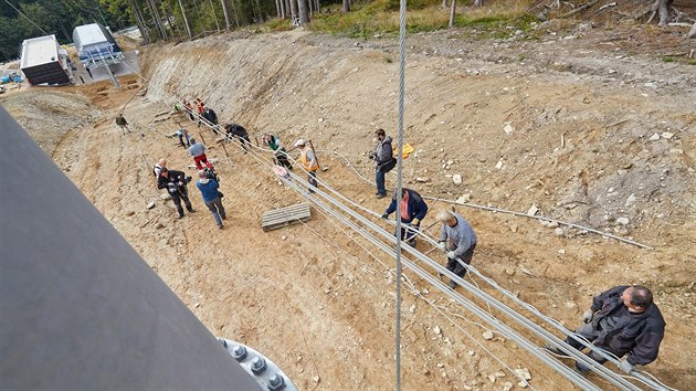 Zapltn lana na nov lanovce Hofmanky Express na ern hoe v Krkonoch (21.9.2015).