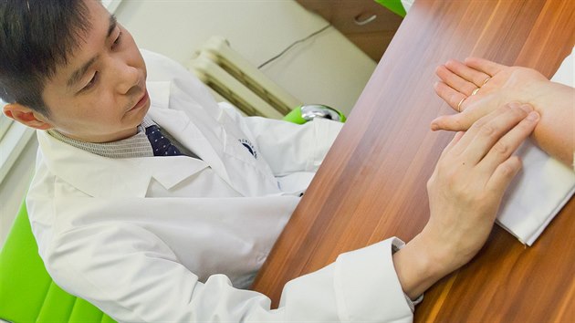 Čínský lékař Wang Bo začal ordinovat na ambulanci čínské medicíny v nemocnici v Hradci Králové (21.9.2015).