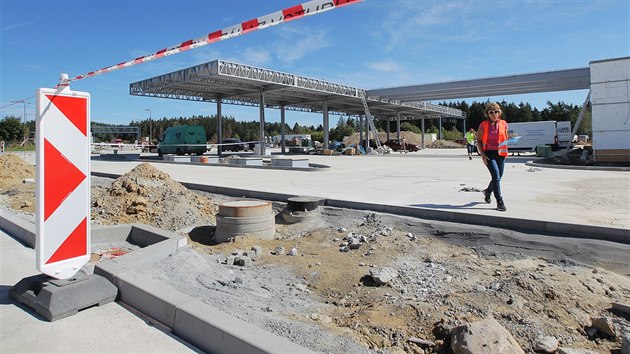 V prostoru bývalého hraničního přechodu v Rozvadově roste čerpací stanice. (17. září 2015)