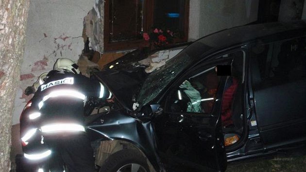 idi jednoho z kradench aut naboural v Brumov-Bylnici do rodinnho domu, kde se vboural do kuchyn.