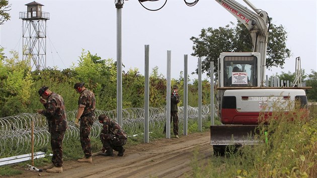 Plot na maarsko-chorvatskch hranicch blzko Sroku u stoj. Postavili ho vojci, vzni a nezamstnan. (23. z 2015)