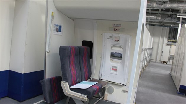 Simulátor nouzového východu u sedaček cestujících.