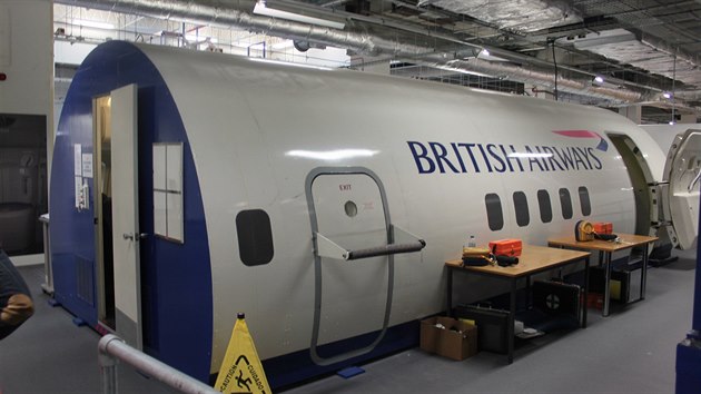 Simulátor kabiny pro cestující. Ve výcvikovém centru jsou simulátory všech typů letadel, které British Airways provozují.