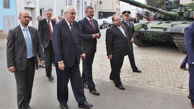 Prezident České republiky Miloš Zeman při návštěvě Vojenského opravárenského podniku v Šenově u Nového Jičína.