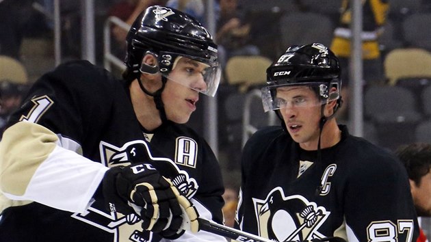 Jevgenij Malkin (vlevo) a Sidney Crosby z Pittsburghu bhem uktn s Carolinou.