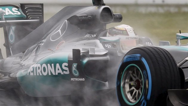 Lewis Hamilton bhem detivho trninku v japonsk Suzuce