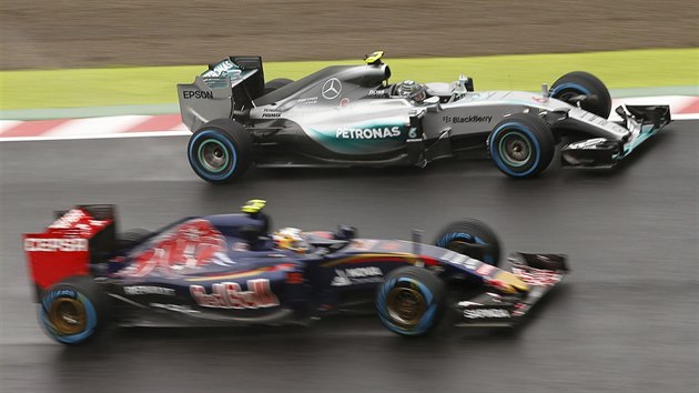 Nico Rosberg (nahoe) a Carlos Sainz bhem detivho trninku v japonsk Suzuce