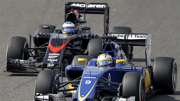 Marcus Ericsson (vpravo) ze Sauberu a Fernando Alonso z McLarenu bhem Velk ceny Japonska.