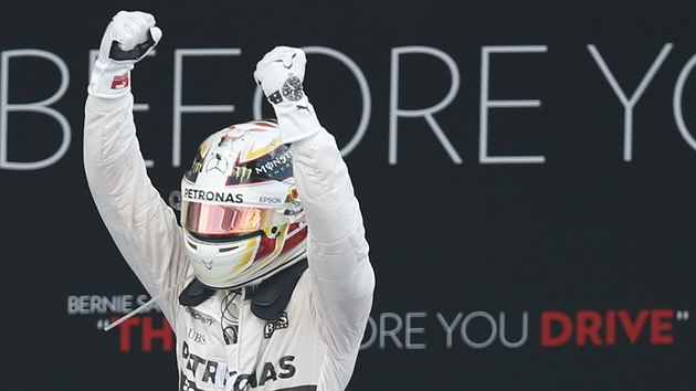 Lewis Hamilton slav vtzstv ve Velk cen Japonska.