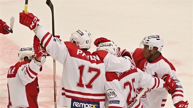 Hokejisté Slavie se radují z gólu.