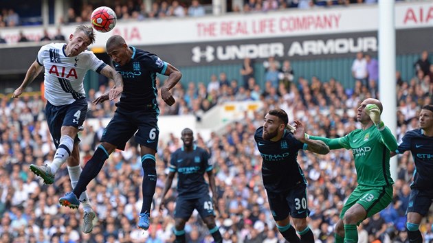 Eric Dier z Tottenhamu (vlevo) skóruje do sít Manchesteru City.