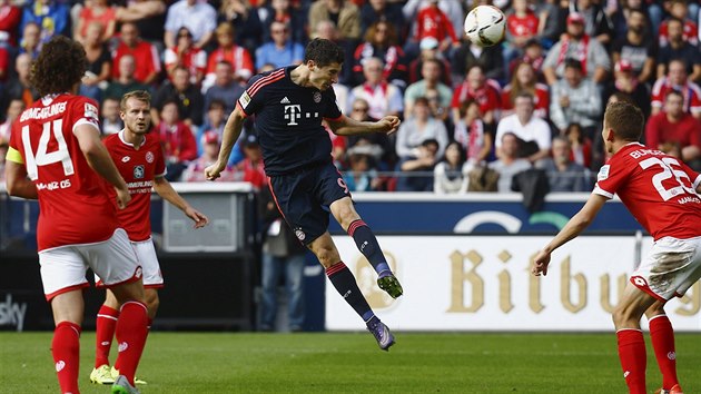 Robert Lewandowski z Bayernu Mnichov (uprosted) skruje do st Mohue.