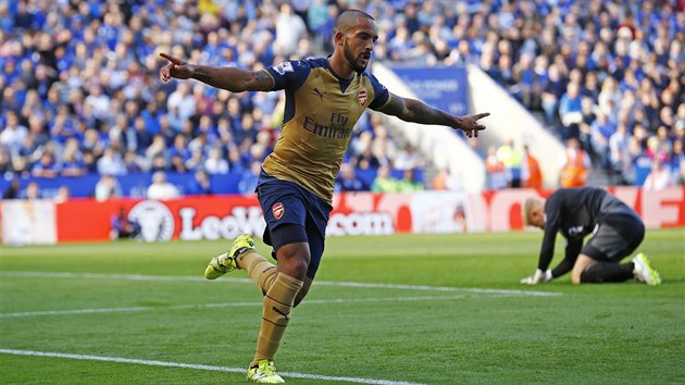 Theo Walcott z Arsenalu slav gl proti Leicesteru.