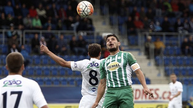 Filip Hlpik ze Slovcka (vlevo) a Josef Jindiek z Bohemians v hlavikovm souboji