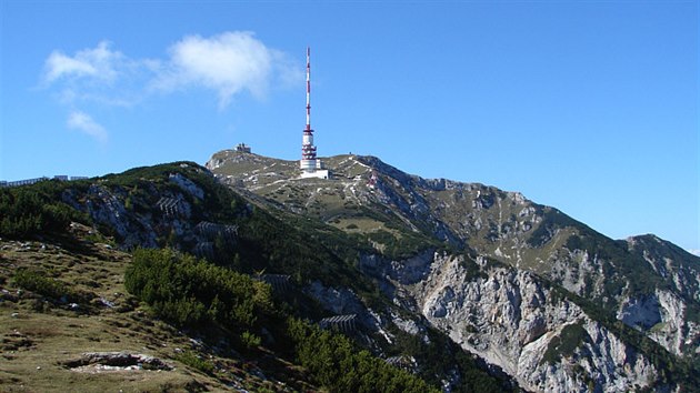 Pohled na vrchol Dobratsche (2 166 m) s telekomunikan v; vlevo od n, pmo na vrcholu, je vidt tzv. nmeck kostel.