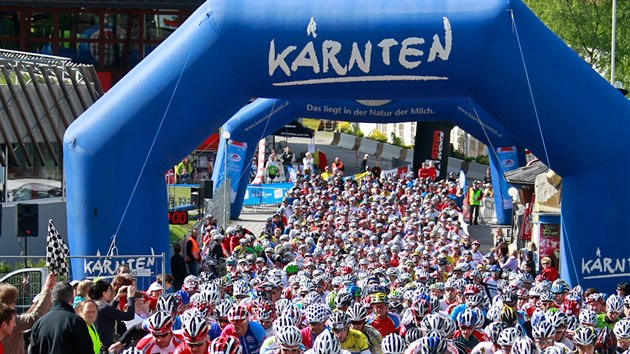 Na start cyklomaratonu pes Nockberge se v Bad Kleinkirchheimu kadoron vydv pes 1000 cyklist.