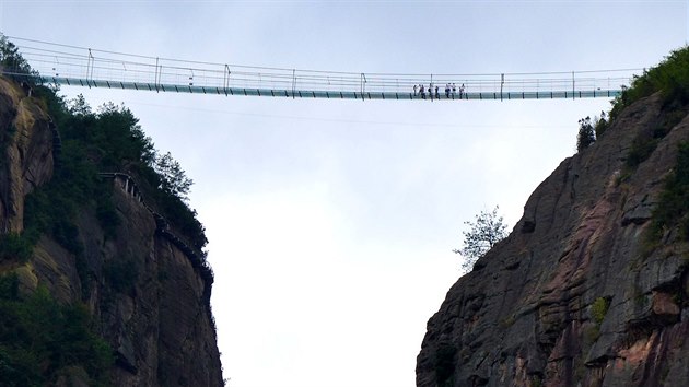 Čína otevřela v Geoparku Pching-ťiang v provincii Chu-nan nejdelší visutý most světa se skleněnou deskou. Most dlouhý 300 metrů se klene ve výši 180 metrů nad kaňonem a už přivítal první odvážné návštěvníky.
