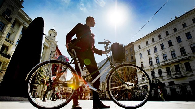 Cyklist mus u znaky P zna sesedat. Za pr tdn u ale brnnskmi ulicemi Ranova, Masarykova nebo pes nmst Svobody projedou jako v ter Michal indel z Brno na kole. Kdyby policist nepivrali oi, platil by pokutu.