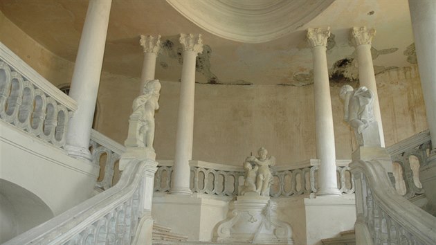 Dominantou zámku je krásná vstupní hala s monumentálním schodištěm zdobeným sochami z dílny Ignáce Františka Platzera.