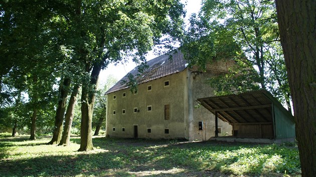 Zámek je postaven na základech tvrze, na které v roce 1359 sídlil purkrabí na Příběnicích, Přibík z Vyšetic v té době zde pravděpodobně byl i panský hospodářský dvůr. 
