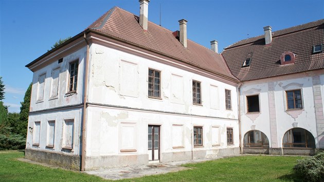 Menší zámek s bývalým panským statkem o rozloze 3,2 hektarů stojí v pěkné jihočeské krajině.
