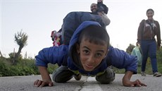 Syn uprchlík ertuje s fotografem agentury AP na srbsko-chorvatské hranici...