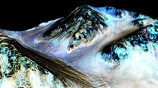 Snímek povrchu Marsu podrobený spektrální analýze, který naznauje, e tmavá...