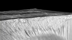 Snímek povrchu Marsu naznauje, e se na planet vyskytuje tekoucí voda.