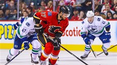 Michael Frolík z Calgary ují�dí obran� Vancouveru.