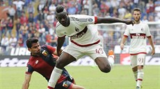 Mario Balotelli z AC Milán pechází pes Tomase Rincona z FC Janov.