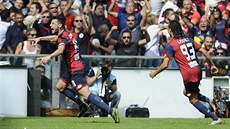 Blerim Dzemaili z FC Janov (vlevo) slaví gól v utkání s AC Milán.