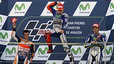 Jorge Lorenzo si po vítzství ve Velké cen Aragonie pkn poskoil. Vlevo...