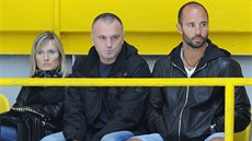 Robert Reichel (uprostřed) a Martin Ručinský v hledišti při utkání Litvínov -...