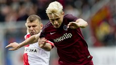 Ladislav Krej�í ze Sparty se sna�í utéct Levanu Keniovi (vlevo) ze Slavie.