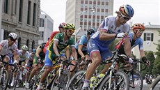 Slovenský cyklista Peter Sagan (vepedu) se oberstvuje v silniním závod na...