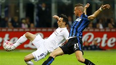 Nikola Kalinič (vlevo) z Fiorentiny dává gól, Davide Santon z Interu Milán...