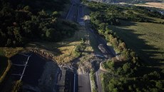Sesuv zavalil stavbu posledního úseku dálnice D8 přes České středohoří v červnu...