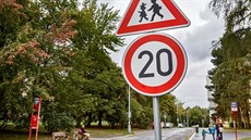 P�echod v ulici Jit�ní v pra�ských Hodkovi�kách chybí. Rodi�e d�tí z místní...