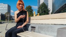 Chytrá lavi�ka doká�e nabít telefon a poskytne p�ipojení k internetu. Na snímku...