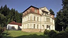 Do této podoby byl zámek postaven v roce 1928 Zdenkem Waldstein-Vartenberkem...