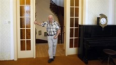 Hermenegild Jire�ek je �ilý penzista. Opravy záme�ku Záti�í nejen organizuje,...