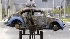 Jedno z nejznámjích aut svta Volkswagen Brouk na poslední cest ulicemi Rio...