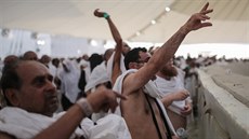 Muslimtí poutníci házejí kamínky na stélu symbolizující satana (24. záí 2015)