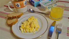 Druhá polovina snídan: míchané vajíko, vícezrnný chléb s máslem, zelený aj a...