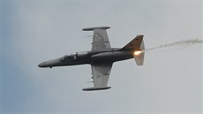 Letoun L-159 Alca vypouští klamný cíl na Dnech NATO v Ostravě