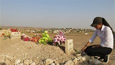 Strýcův hrob. Bojovníci Islámského státu přepadli v noci v červnu kurdskou...